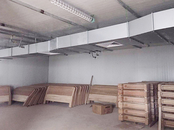 2、家具平衡養(yǎng)生：以“EMC”為基準，研發(fā)出多功能平衡干燥機，用于家具半成品的恒溫恒濕平衡養(yǎng)生